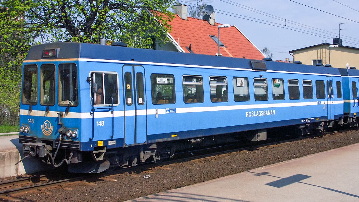 X10 Vagnarna är byggda åren 1988–1995 av ABB Railcar (numera Bombardier). Högsta tillåtna hastighet är 80 km/h. Varje vagn är 19,9 m lång och 2,6 m bred. Motorvagnen väger 27,7 ton, mellanvagnen 16,0 ton och manövervagnen 16,3 ton. Antal sittplatser per trevagnssätt är 232 st. Varje vagn har två dörrpar per sida, placerade i ändarna av vagnen.