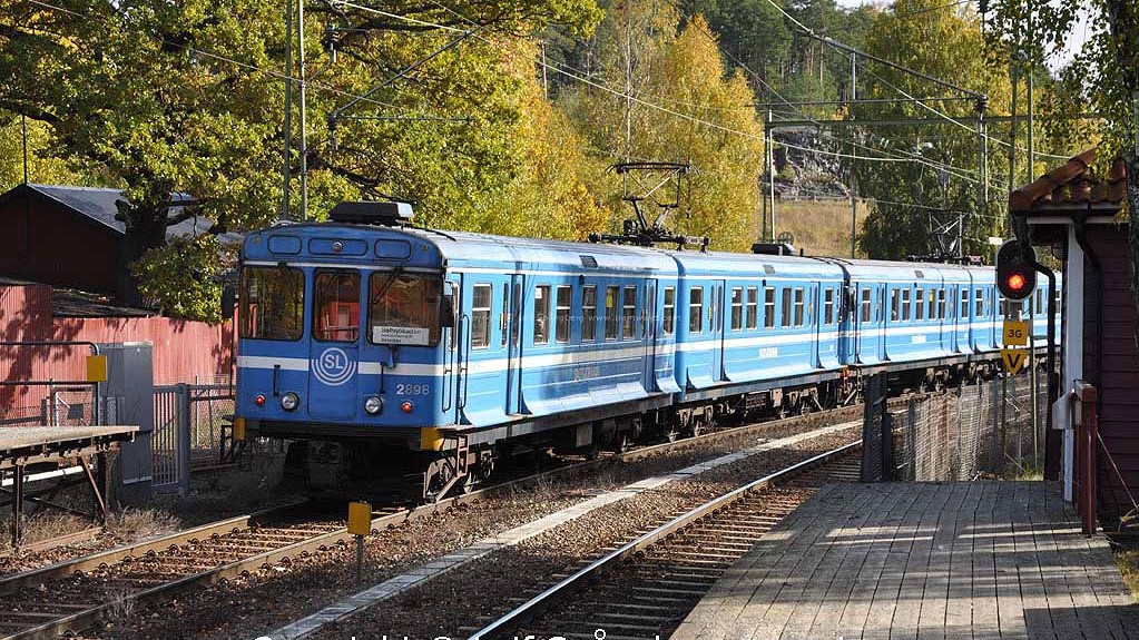 De vagnar som används på Saltsjöbanan i dag är tvåvagns motorvagnssätt från 1975–1976 av typerna C10 – C11, baserade på typ C8 som gick i Stockholms tunnelbana, men anpassade för Saltsjöbanan. Bland annat slopades det mellersta dörrparet och ersattes med fönster och sittplatser. Utvändigt tillkom kjolen som en breddning mellan vagn och perrong.